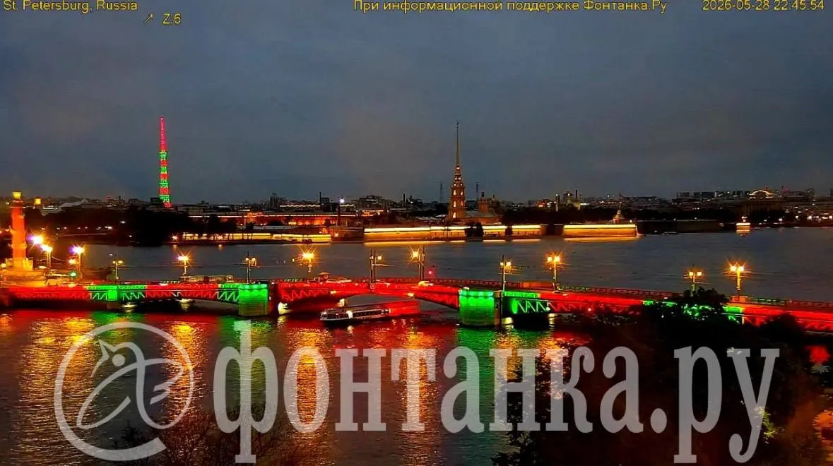 Красно‑зелёная подсветка установлена в честь Дня пограничника. В профильном комитете пояснили, что цвета символизируют храбрость, верность и честь.