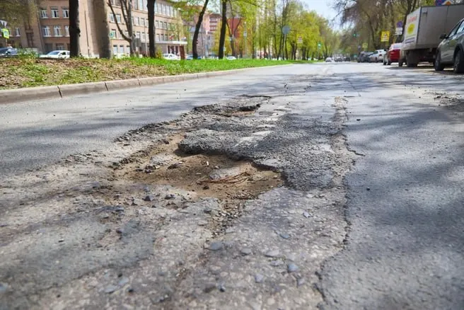Прокуратура Адмиралтейского района Санкт‑Петербурга обнаружила повреждения дорожного покрытия у ряда домов и направила представление об их устранении в адрес ответственной организации.
