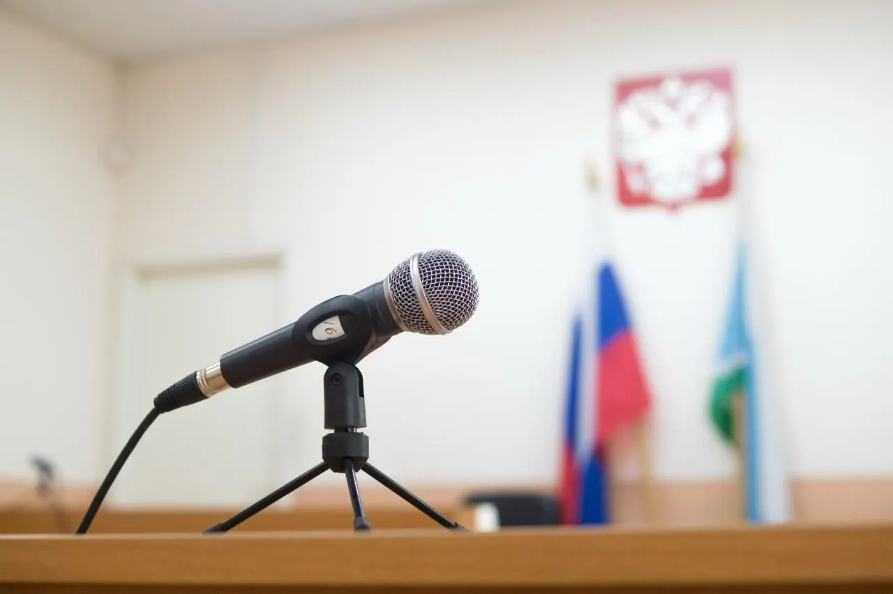 Мужчина, привлечённый за нарушение миграционного законодательства и пьяную езду, помещён в центр временного содержания для иностранцев — депортацию отложили из‑за отсутствия рейсов в Украину.