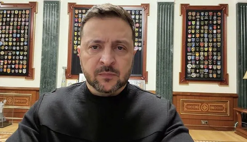 Президент Украины сообщил, что разведка, в том числе от американских и европейских партнёров, получила данные о возможной подготовке Россией комбинированного удара с применением «Орешника». Граждан призвали реагировать на сигналы тревоги и пользоваться укрытиями.