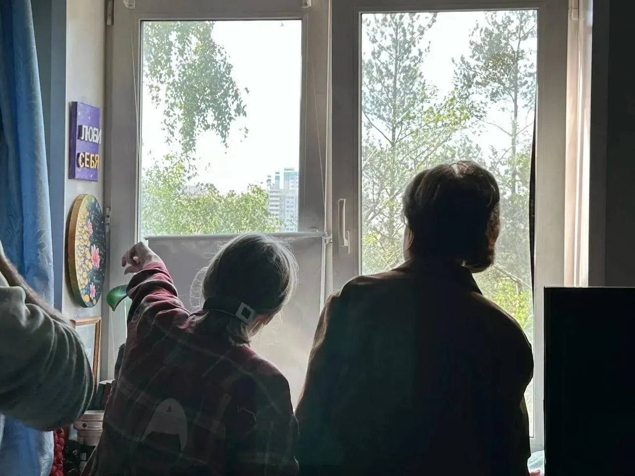 Ночью в Московской области совершена серия атак БПЛА: в Химках дрон влетел в частный дом — есть погибшая и раненый, также пострадали многоквартирные дома и зафиксированы прилёты в других населённых пунктах; по стране за ночь сбили 555 беспилотников.