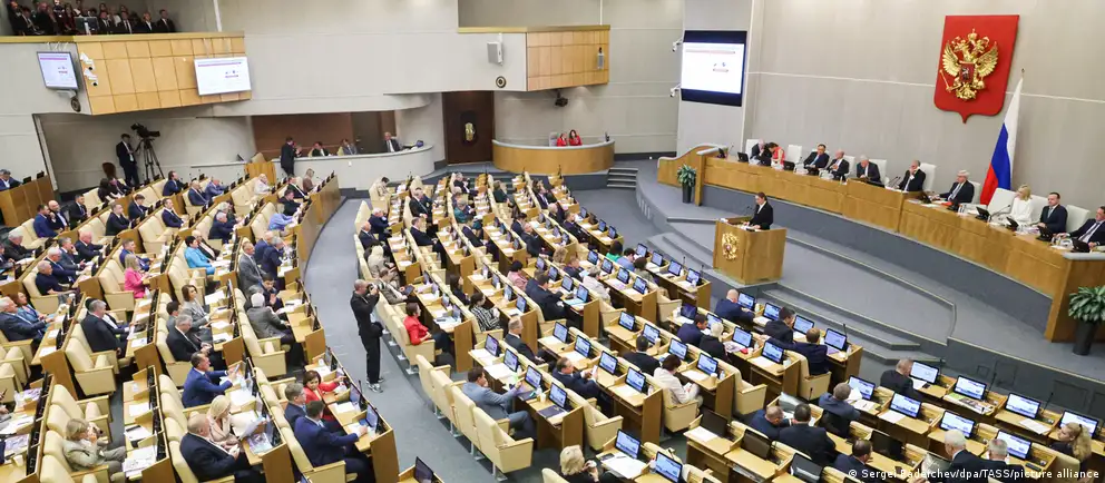 Депутаты приняли в первом чтении законопроект, который добавляет в КоАП 58 составов правонарушений, за которые могут выдворять иностранцев и лиц без гражданства. В перечне — участие в несанкционированных акциях, «дискредитация» армии, призывы к санкциям и «злоупотребление свободой СМИ». Документ отправлен на дальнейшее рассмотрение.