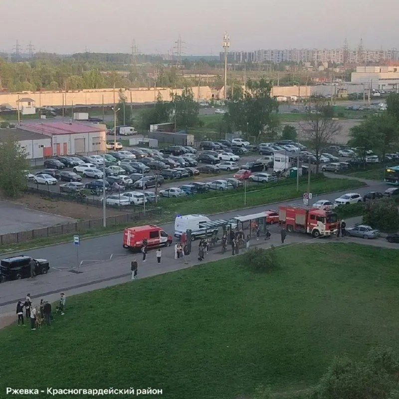 Жителей многоэтажки на Белорусской улице временно эвакуировали. На месте работают пожарные, сапёры, полиция и скорая — жильцов направляют в школу №191 поблизости.