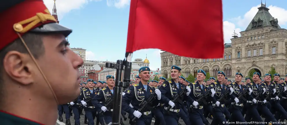 В ряде российских городов празднование Дня Победы пройдёт в сокращённом формате или отменено: военная техника на парадах не будет задействована, а массовые мероприятия в некоторых регионах отменены. Эксперты объясняют решение соображениями безопасности, переброской ресурсов на фронт и политической необходимостью поддерживать видимость нормальности.