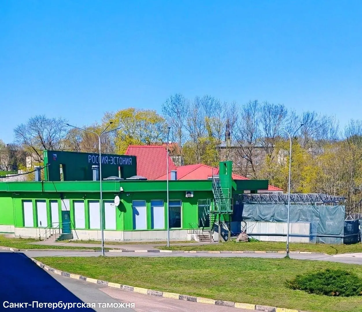 Эстония усиливает контроль на пункте «Нарва-1», из‑за чего на соседней стороне могут образоваться очереди; российская сторона в Ивангороде координирует действия с пограничниками, чтобы не допустить скоплений.