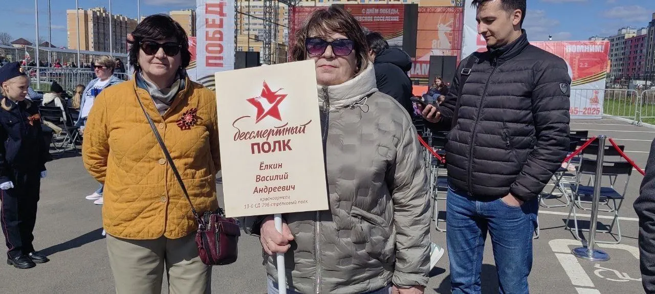 В Янине отменили шествие «Бессмертного полка» из‑за ограничений безопасности, в то время как в Кудрове акция пройдёт очно; концерт у стадиона в Янине всё же запланирован.