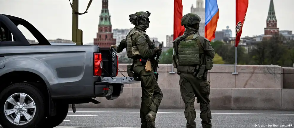 Власти отменили приглашения зарубежных корреспондентов на парад на Красной площади. День Победы пройдёт в сокращённом формате — без военной техники и с ограниченным числом гостей на фоне угроз и участившихся атак дронов.