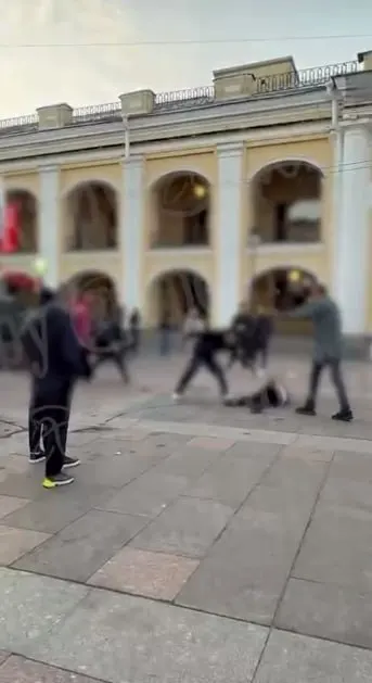 В Центральном районе Санкт‑Петербурга задержали четырёх человек, в том числе двух несовершеннолетних, по подозрению в серии уличных нападений. По делу возбуждено уголовное преследование по ч. 2 ст. 213 УК РФ.