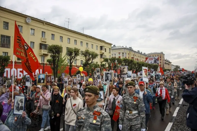 В Санкт‑Петербурге акция пройдёт в очном формате, а параллельно на единой онлайн‑платформе будут показаны фотографии ветеранов из разных регионов; трансляция стартует 9 мая в 12:00 по местному времени.