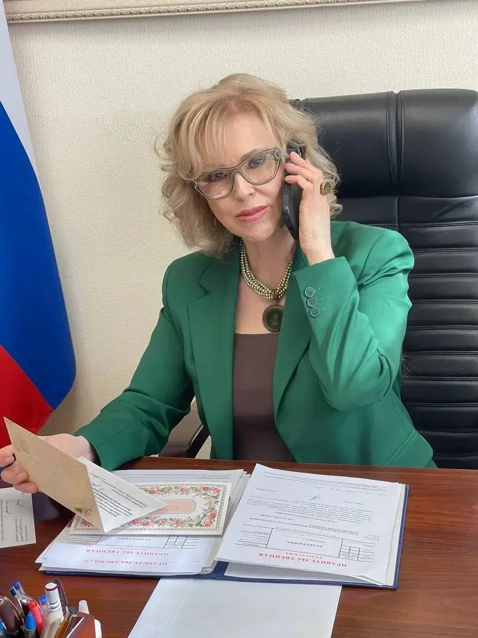 Депутаты заявляют, что обещанное снижение бюрократической нагрузки не почувствовали — объём отчётов в школах и медучреждениях продолжает расти. В Госдуме собирают предложения об отмене ненужной отчётности и цифровых решениях.
