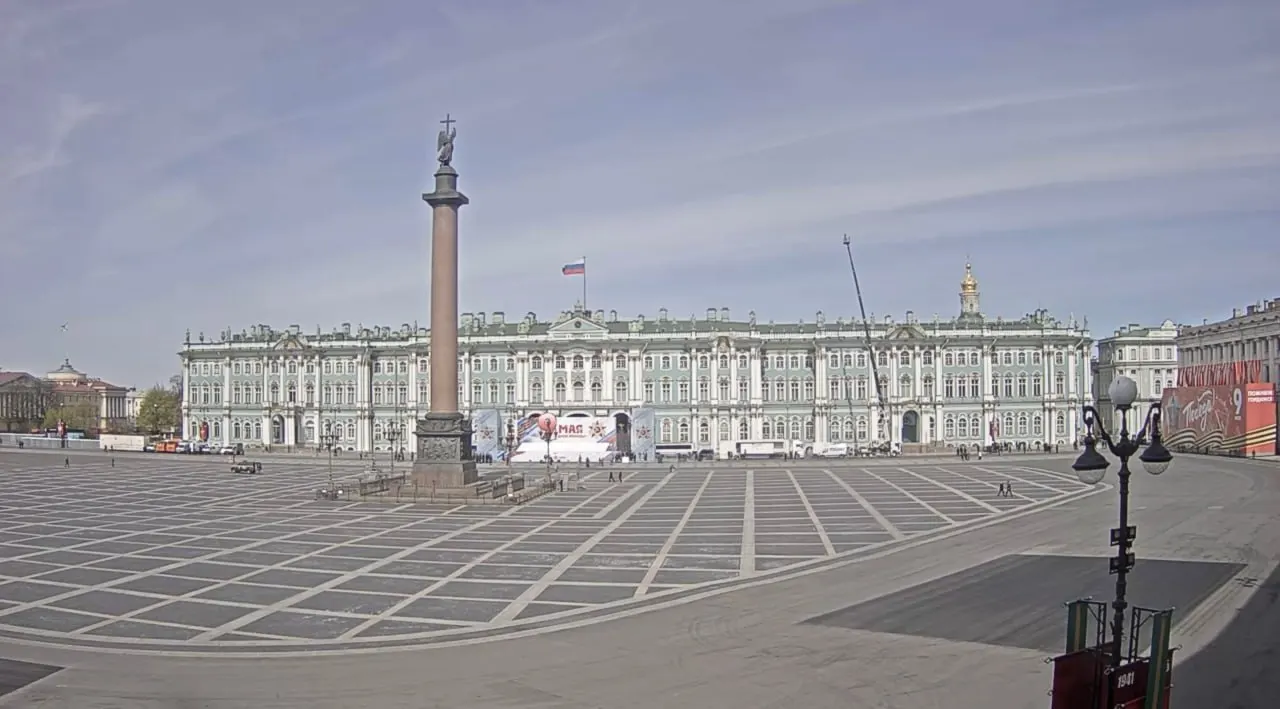 Парад начался в 10:00 и продлился около получаса; в Москве торжественное мероприятие также завершилось утром.