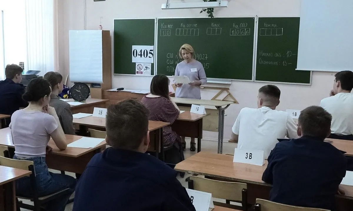 Рособрнадзор рекомендовал запретить досмотры и прикосновения к участникам и их вещам: при срабатывании металлоискателя персонал может только вежливо попросить добровольно предъявить или сдать предмет.