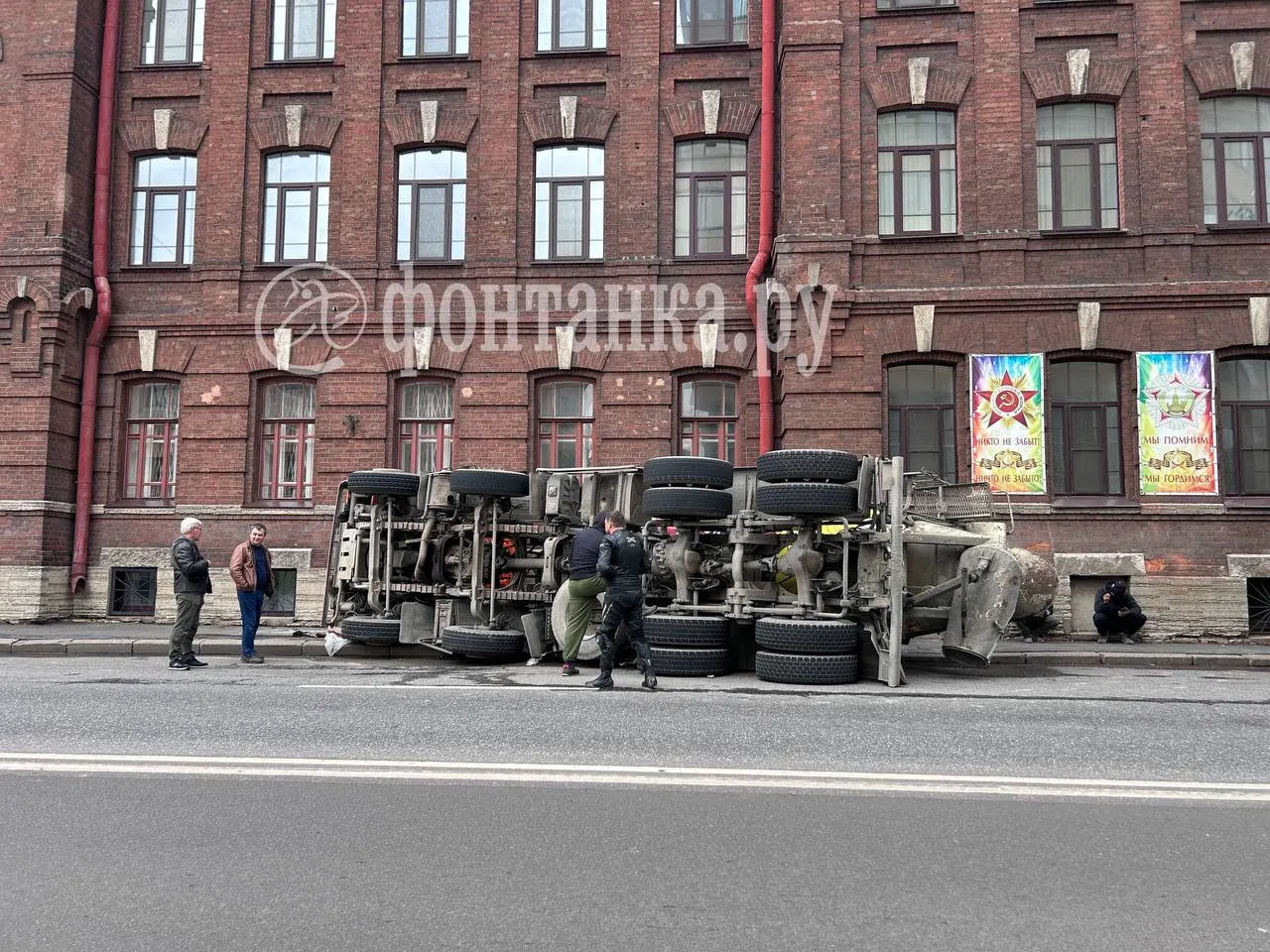 Грузовик не вписался в поворот у Межевого канала, упал на бок и перегородил тротуар. На месте работают полиция, МЧС и медики — по предварительным данным пострадавших нет.