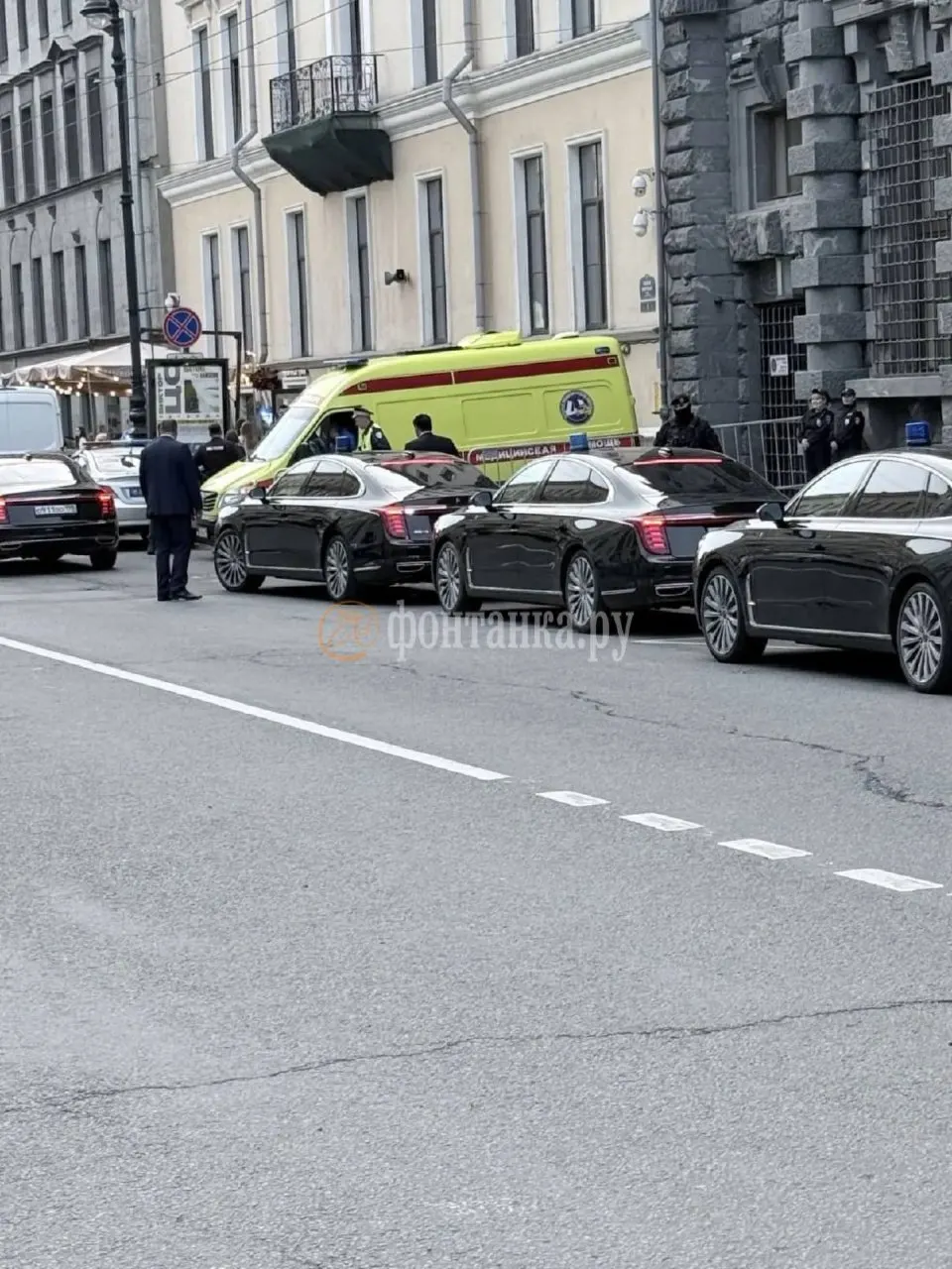 В центральной части города перекрыли движение: на месте дежурят скорая, экипажи ДПС и автомобили с мигалками, на соседних улицах образовались пробки, пешеходов не пропускают вдоль Малой Морской.