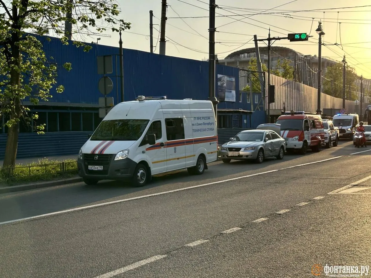 При подъезде грузового автомобиля с материалами к стройплощадке транспорт загорелся, после чего взорвался газовый баллон. На месте работает следователь, проводится проверка.