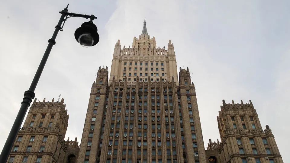 После удара по студенческому общежитию в Старобельске Россия заявила о начале последовательных ударов по военным предприятиям и центрам принятия решений в Киеве. Ночная атака привела к жертвам и значительным повреждениям гражданской и культурной инфраструктуры.