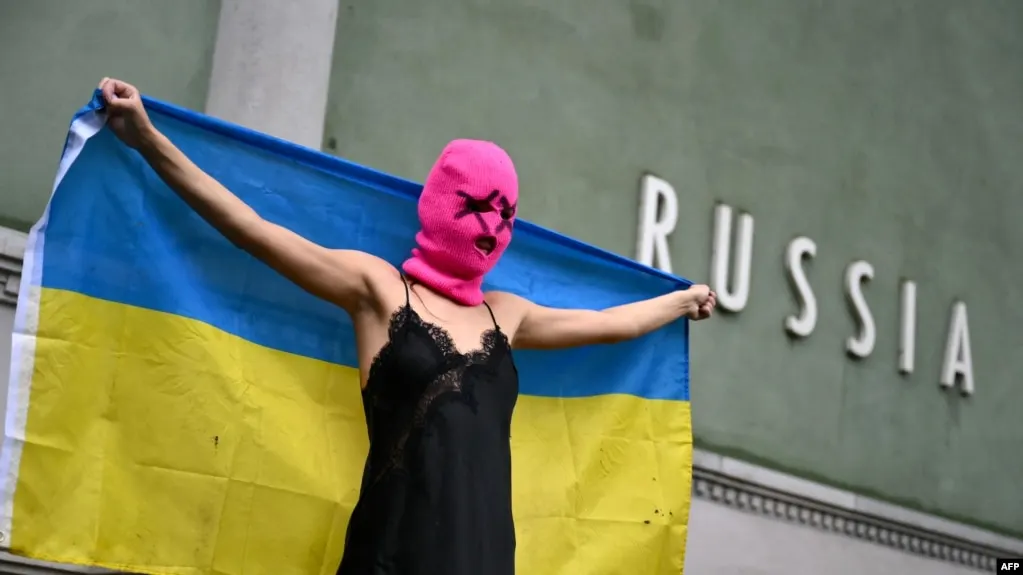 Росфинмониторинг обновил список: в него добавлена панк‑группа Pussy Riot. Ранее группу признали экстремистской, участницам выносили заочные приговоры по делам, связанным с антивоенной активностью.