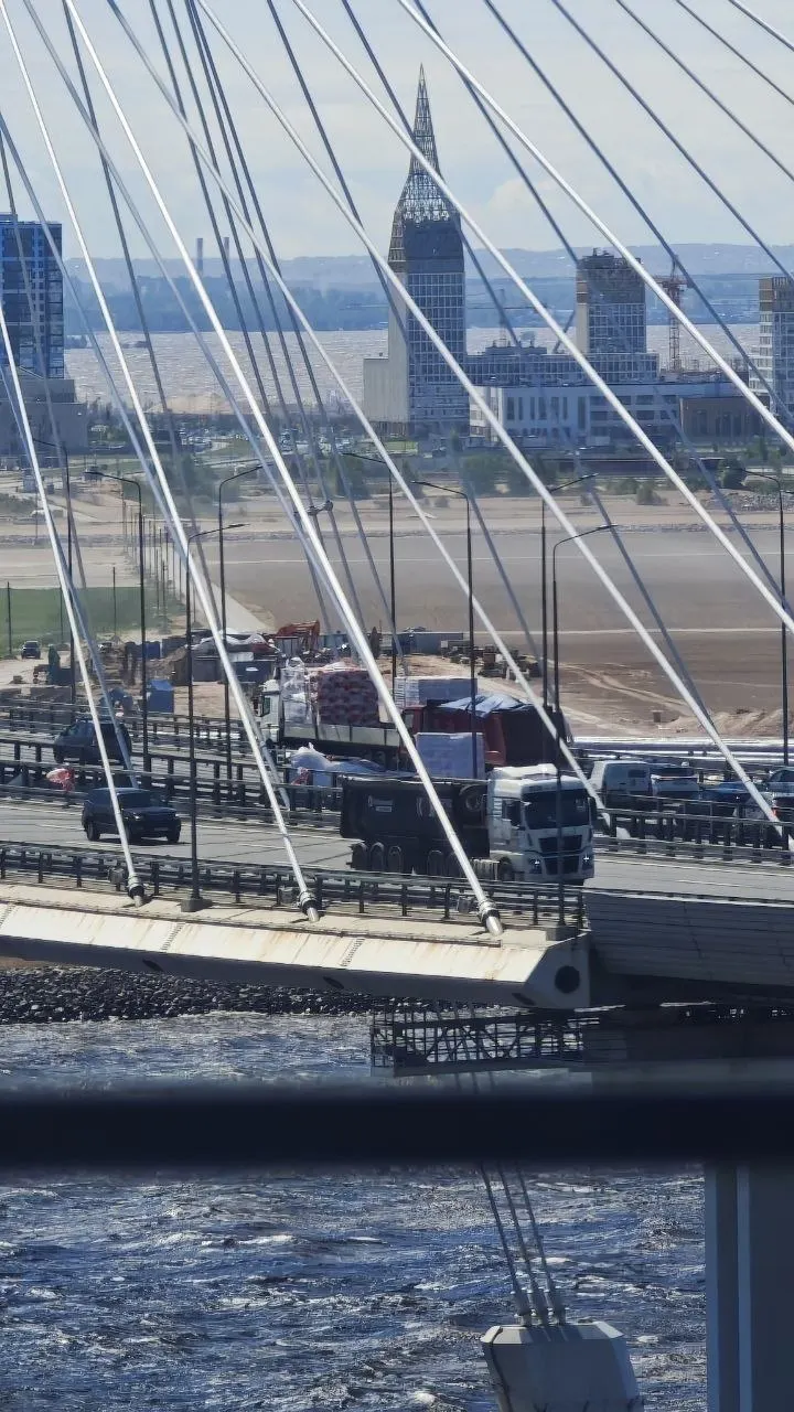 Во второй день сильного ветра в Петербурге сдувало груз с фуры на ЗСД, из‑за чего образовалась пробка более 1,5 км; также упало как минимум четыре дерева в разных районах.