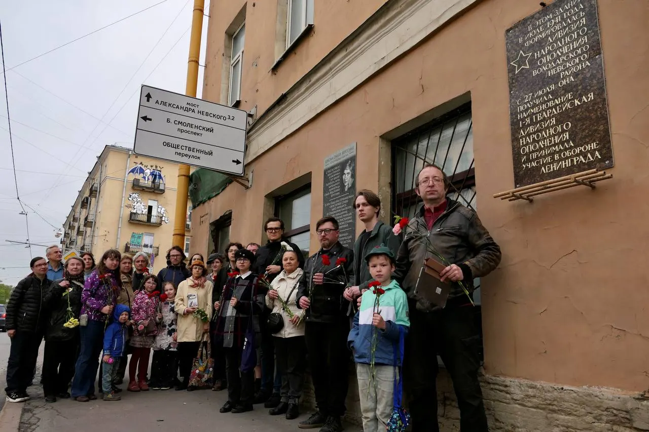 В годовщину рождения поэтессы градозащитники собрались у здания школы, где училась Ольга Берггольц: читали стихи, возлагали цветы и напомнили о планах снести дом ради строительства моста.
