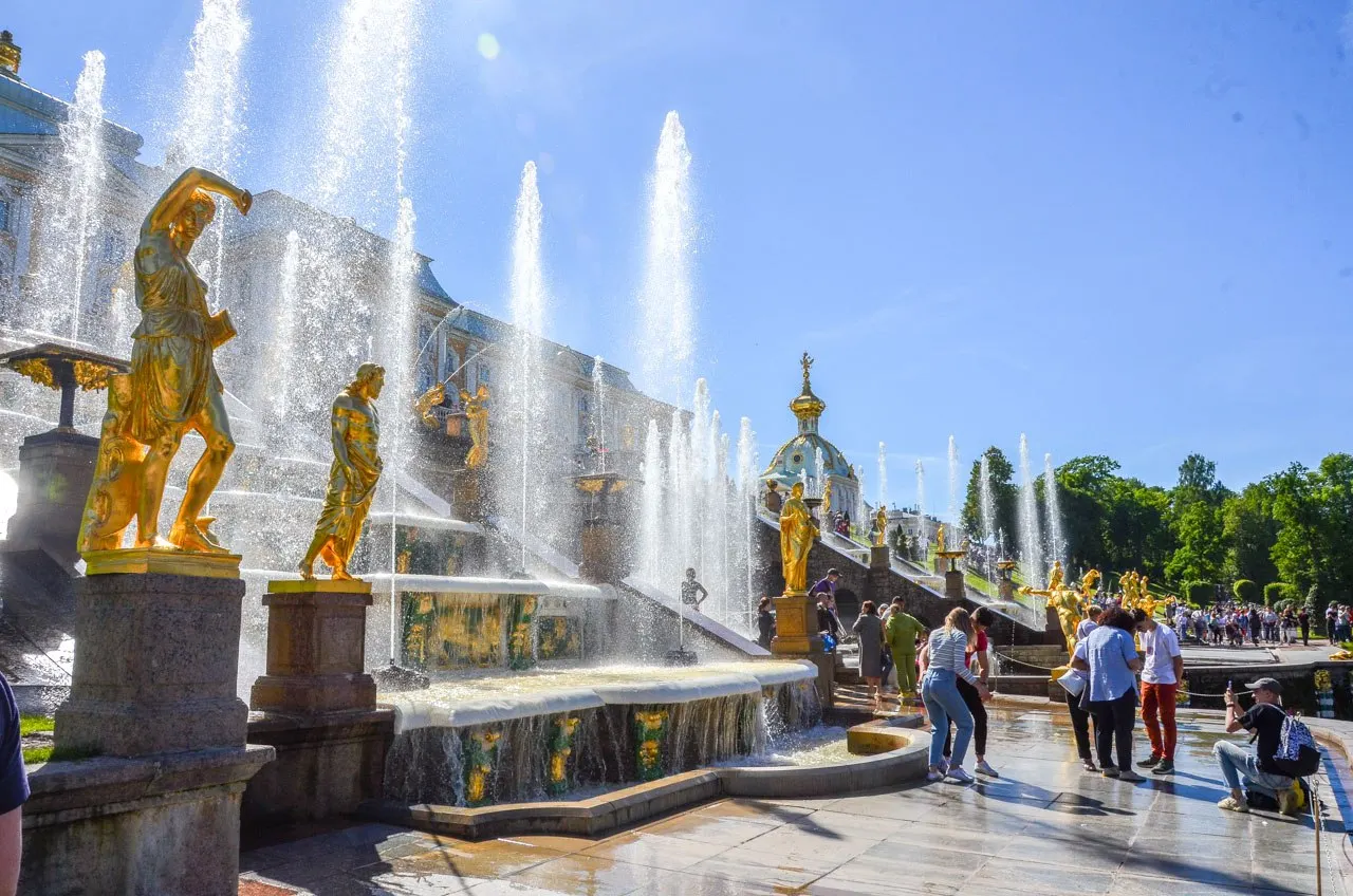 Средняя стоимость прогулки по Санкт-Петербургу — около 1500 рублей, тогда как в Москве — примерно 750 рублей. Оба города лидируют по спросу; растёт интерес к авторским, иммерсивным и семейным программам.