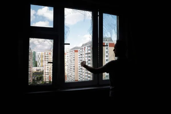 Мост перекрыли с вечера 17 мая до утра 18 мая; официальных причин не называли. Из‑за остановки задержаны 16 пассажирских поездов в Краснодарском крае.