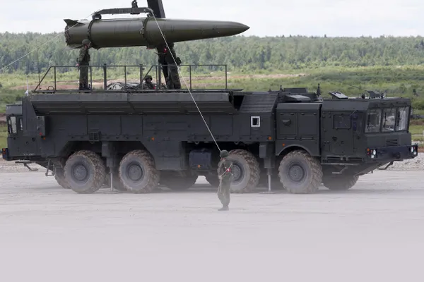 Военные сообщили, что грузовики доставили специальные боеприпасы в полевые пункты ракетной бригады в Белоруссии; в опубликованном видео показаны разгрузка во время грозы и ракетный комплекс «Искандер».