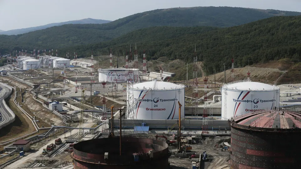 Повреждения портовой инфраструктуры и нефтеперерабатывающих заводов привели к сокращению экспорта и вынудят снизить прогноз роста ВВП — аналитики отмечают риск длительного падения добычи и ослабления рубля.