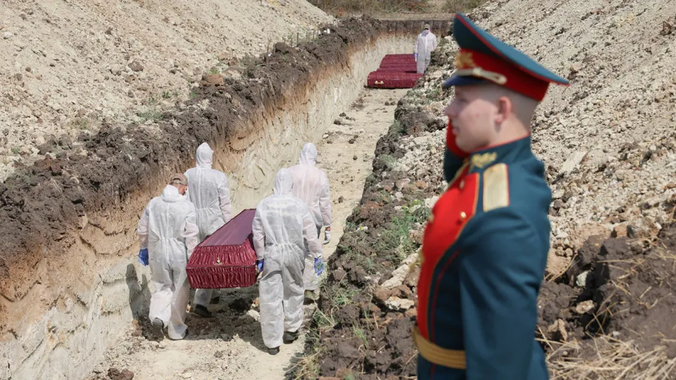Совместный анализ поимённых списков, реестра наследственных дел и судебной статистики даёт минимальную документально обоснованную оценку в 352 тысячи погибших российских военнослужащих по состоянию на конец 2025 года; в расчёт включены и дела, признанные судами.