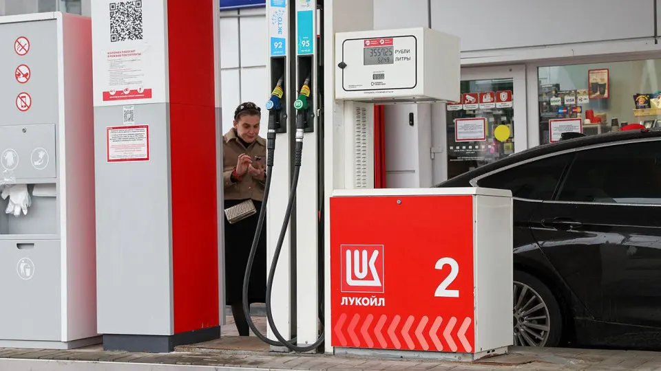 После серии ударов по нефтеперерабатывающим заводам предложение бензина сократилось: продажи на бирже упали, выросла неудовлетворённая потребность по маркам АИ‑92 и АИ‑95, что повышает риск дефицита в летний сезон.