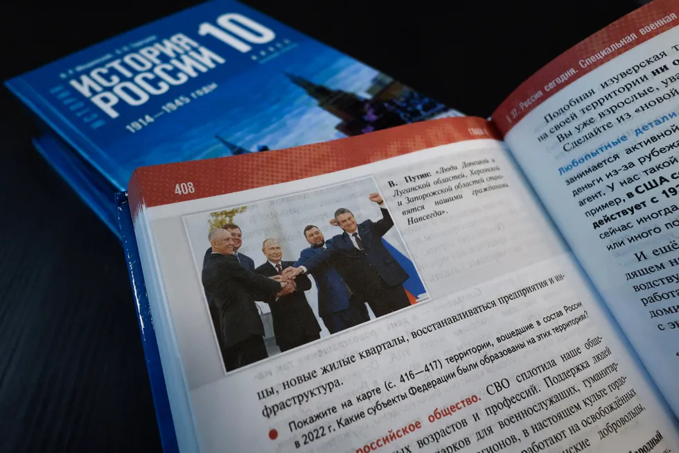 Обновлённая серия школьных учебников по истории для средней школы формирует упрощённый и политизированный нарратив: спорные факты опускаются, древние события переплетают с актуальными государственными проектами, а поражения и насилие смягчаются или оправдываются.