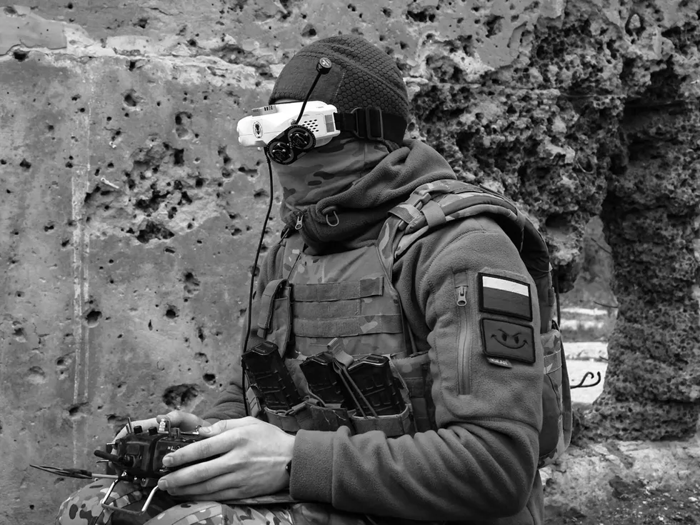 Бойцы и операторы беспилотников описывают системные проблемы — нехватку связи и ПВО, вынужденные личные расходы на технику, кадровый дефицит и коррупцию — которые дают преимущество украинским дронам и переносят боевые действия вглубь России.
