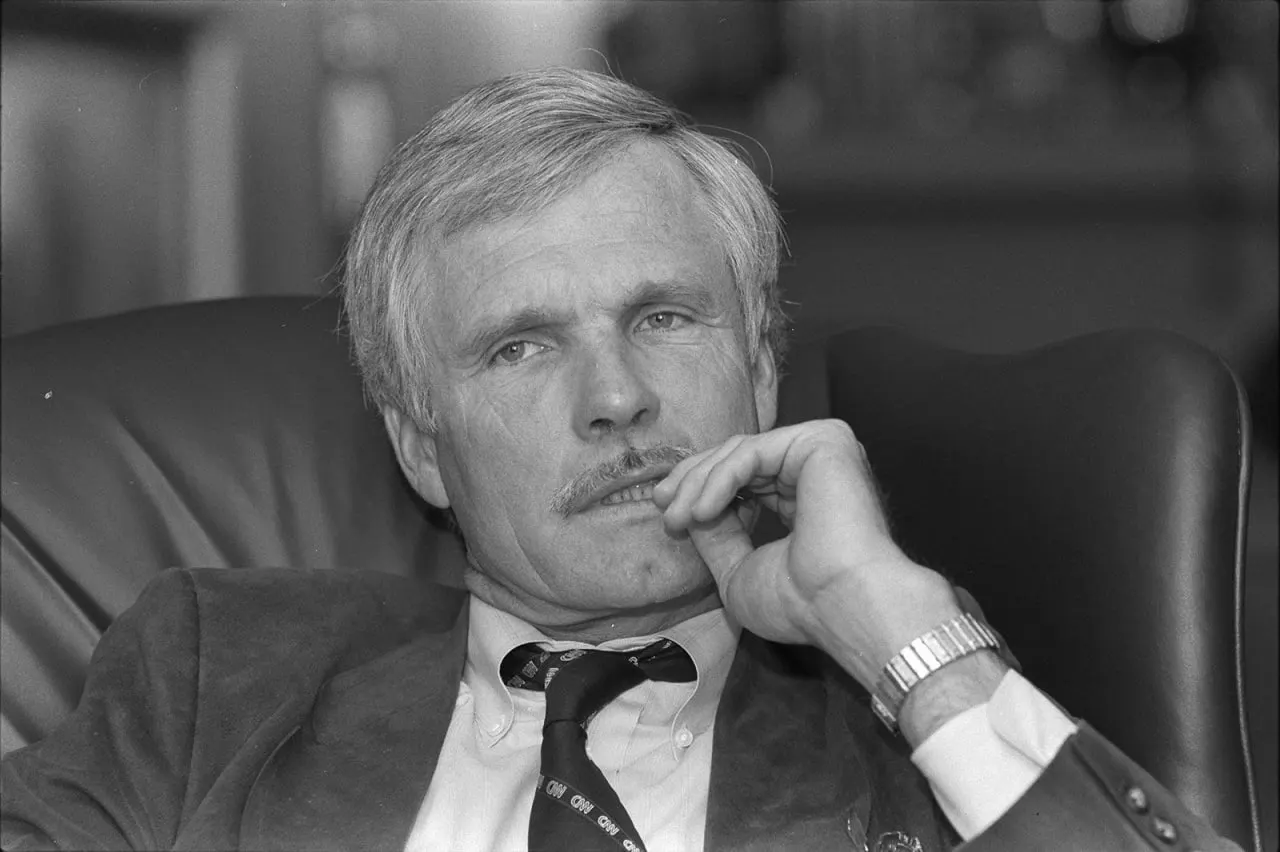 Тед Тернер скончался в возрасте 87 лет. В 1991 году журнал Time назвал его «Человеком года» за влияние на мировые медиа и превращение зрителей в свидетелей исторических событий.