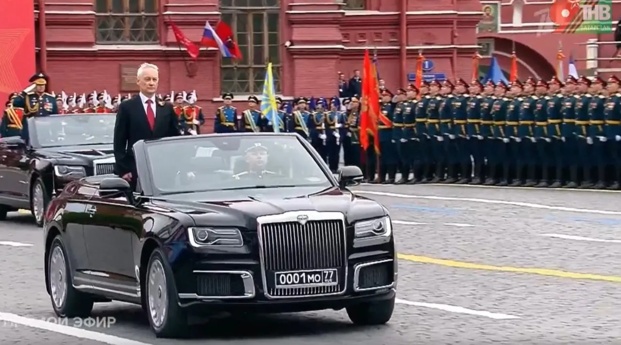 Министр обороны Андрей Белоусов осмотрел автомобили Aurus во время смотра войск; показанный кабриолет собрали в Москве, а аналогичные модели производят в Елабуге.