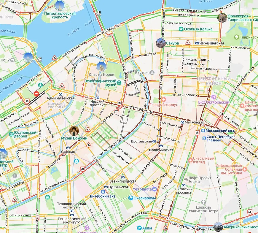 В центре Санкт‑Петербурга образовались 7‑балльные заторы. Движение усложнено неработающим светофором на пересечении Невского проспекта и Литейного проспекта и рядом действующими временными перекрытиями.