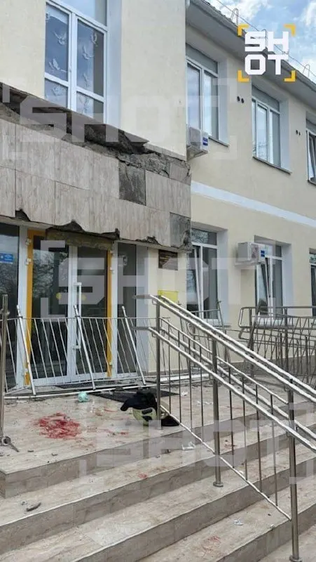 На групповую фотосъёмку на балконе школы №13 во время выпускного вышли выпускники — плита не выдержала. Девять 17-летних подростков получили травмы, по факту инцидента возбуждено уголовное дело.