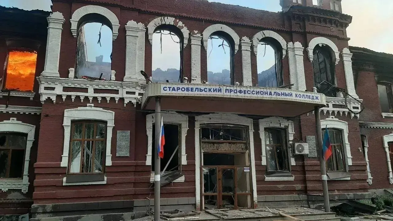 Ночной удар по спальному корпусу колледжа в Старобельске привёл к обрушению секции и росту числа жертв; спасатели продолжают поиски под завалами.
