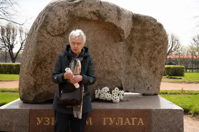 Людмила Васильева подошла к мемориалу 9 мая с плакатом и букетом ромашек. Её отвезли в отдел полиции, затем отпустили; она отказалась писать объяснения, ссылаясь на статью 51 Конституции. Активистка ранее неоднократно устраивала антивоенные акции.
