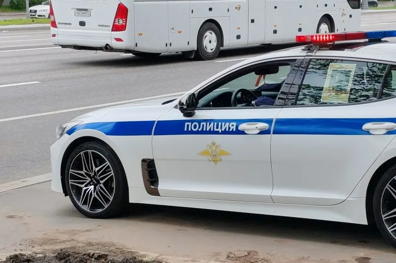 Следствие считает, что замначальника полиции вместе с местным жителем инсценировали ДТП и попытались получить страховую выплату более 3 млн рублей. Им предъявлены обвинения в превышении полномочий и покушении на мошенничество.