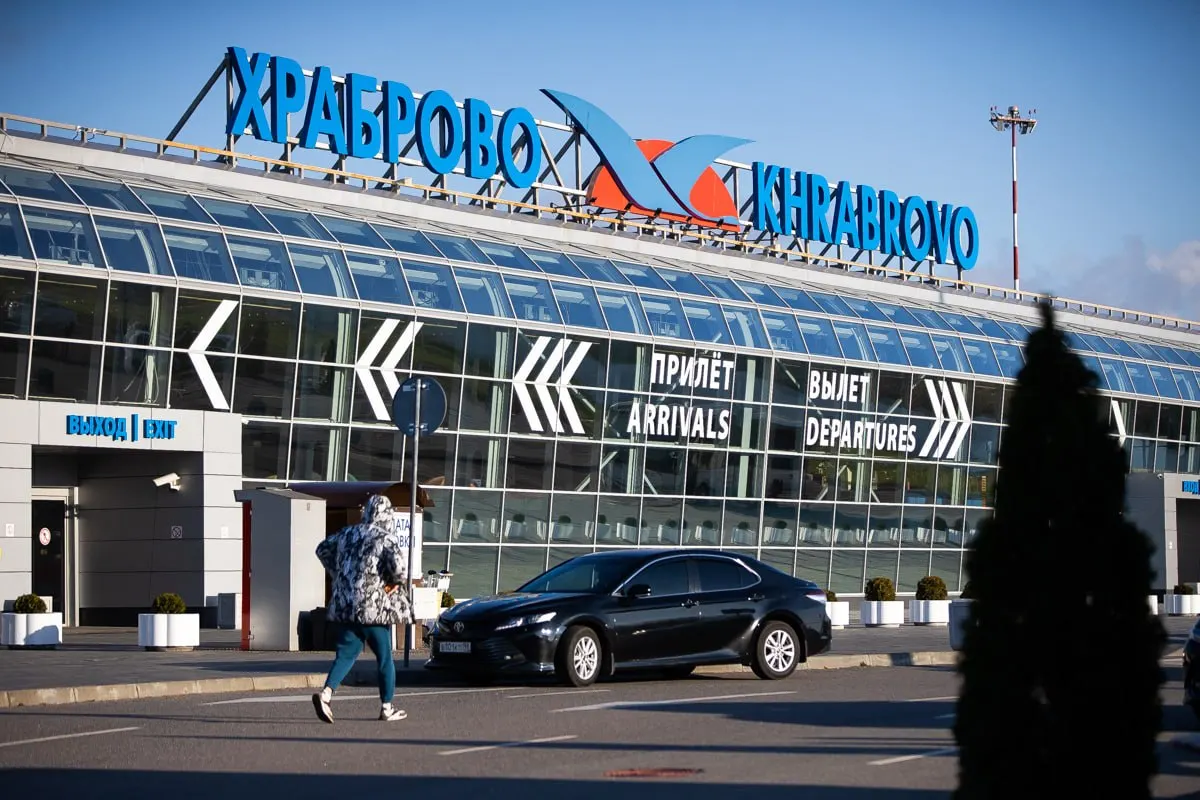 В аэропорту Храброво пассажир, который оскорблял и вел себя агрессивно по отношению к бортпроводникам, был передан полиции и привлечён по статье о мелком хулиганстве.