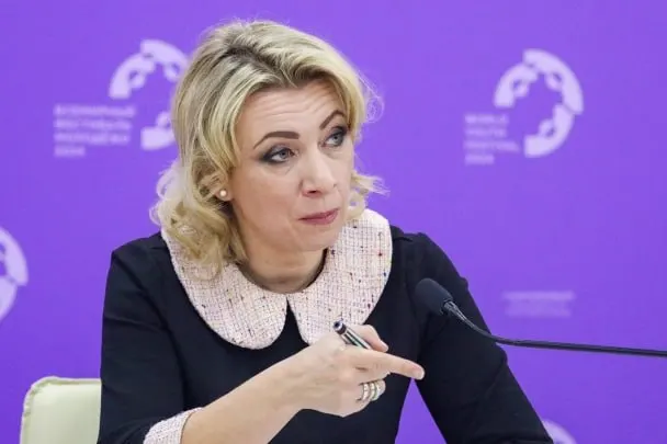 Официальный представитель МИД РФ Мария Захарова утверждает, что сотрудники Госдепартамента уведомляют российских дипломатов о том, что их дети, родившиеся в США, считаются американскими гражданами по праву почвы, хотя семьи не подавали соответствующих заявлений.