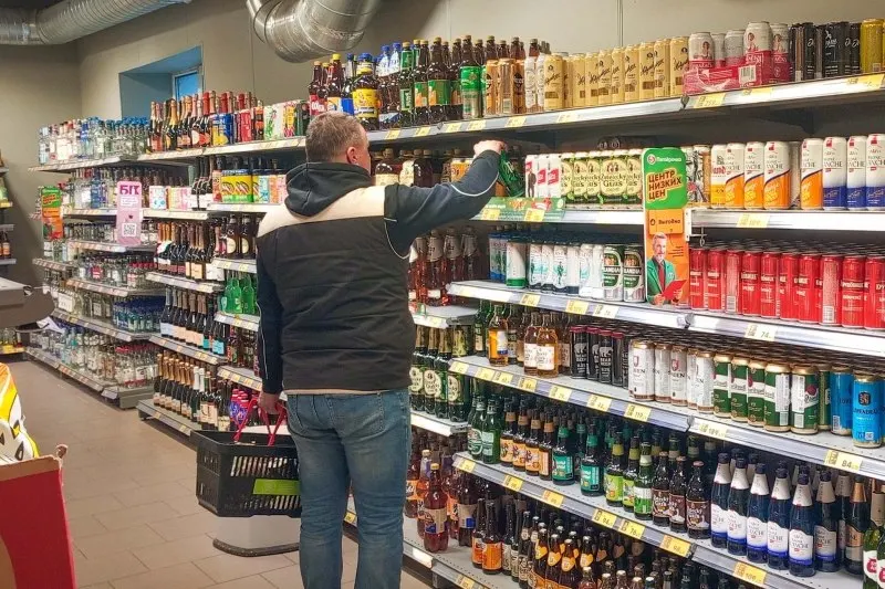 После введения ограничений по точкам и времени продаж разливного алкоголя в Петербурге число преступлений в многоквартирных домах упало примерно на 30%, при этом жалобы жителей также прекратились; власти не планируют аналогичных запретов на вейпы.