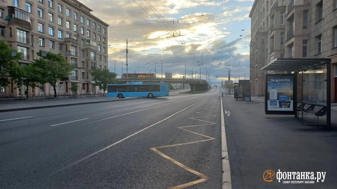 Пассажирский автобус съехал на разделительный бордюр и буксовал задними колёсами; очевидцы сообщили о происшествии, официальные службы его пока не подтверждают.