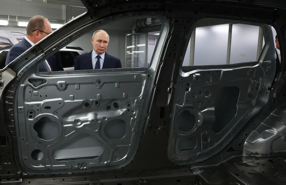 После 2022 года уход западных автоконцернов, государственная политика и приход китайских производителей кардинально изменили структуру российского автопрома: заводы перезапускали под новыми брендами, производство сократилось, а цены для покупателей выросли многократно.