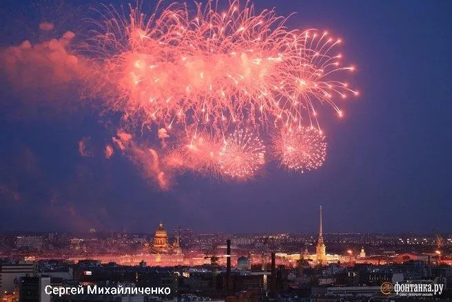Краткая программа главных мероприятий 9 мая в Петербурге: факелы, парад, шествие «Бессмертного полка», концерты, танцплощадки и салют.
