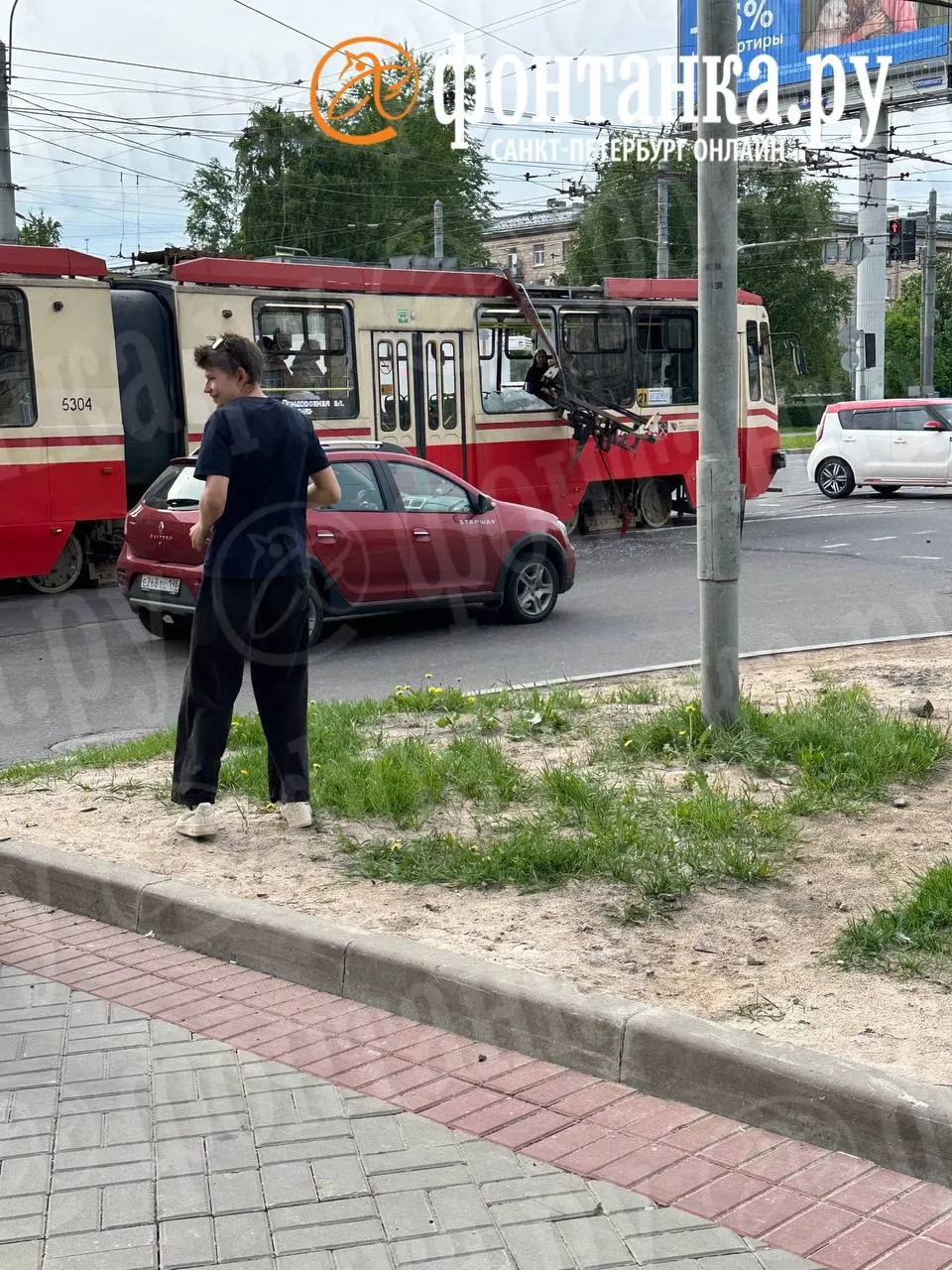 Трамвай на Светлановской площади потерял токоприёмники во время движения около 17:08. По предварительным данным, пострадавших нет, но движение оказалось затруднено.