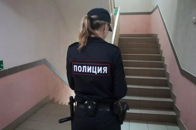 В городе выявили межрегиональную группу, которая через коррупционные связи и фирмы‑однодневки присваивала федеральные и региональные выплаты военнослужащим по контракту и вела незаконную банковскую деятельность.