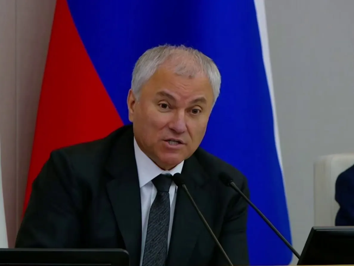 Депутаты расширили перечень профилактических мер, добавив мероприятия по противодействию «фальсификации истории» и предотвращению уклонения от военной обязанности. В документе это связывают с защитой «традиционных ценностей» и «национальной безопасности».