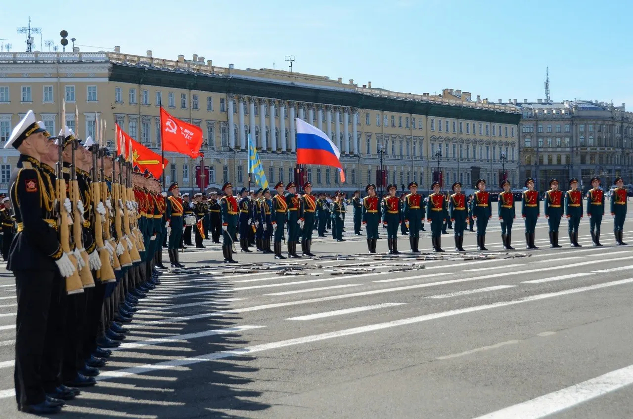 Военный парад на Дворцовой площади — только по пригласительным, тогда как шествие «Бессмертного полка» пройдёт по Невскому проспекту. Праздничный салют запланирован на 22:00.