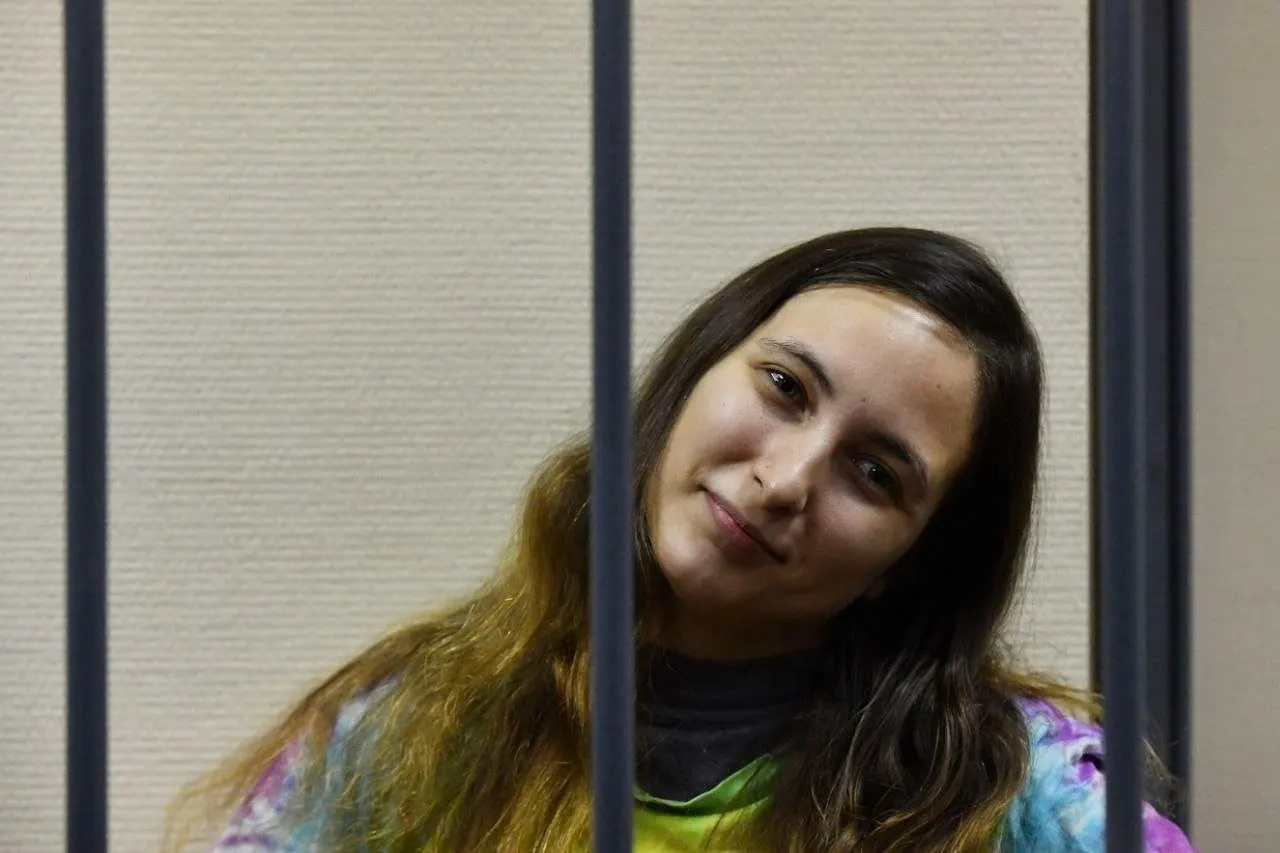 Художница объяснила, почему подписала открытое письмо с критикой приглашения режиссёра, отметила, что письмо ставило акцент на политзаключённых, и высказалась о возможной причине отмены его выступления.