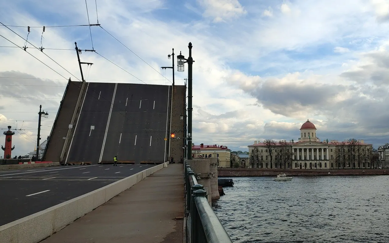 Власти утвердили названия для мостов на севере и юге города — в честь поэта Гавриила Державина, участников Дороги жизни и других выдающихся людей.
